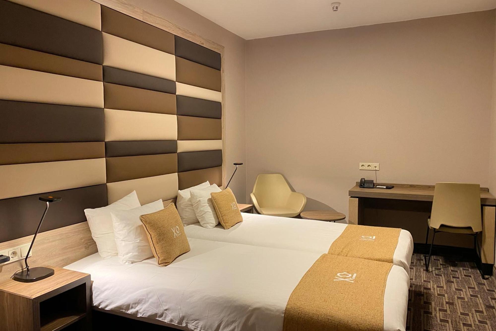 Quarto com 2 Camas de Solteiro sem Janela