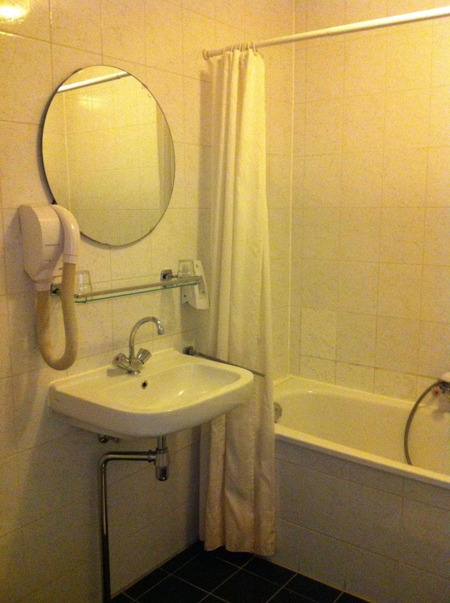 Quarto com Cama de Casal ou 2 de Solteiro