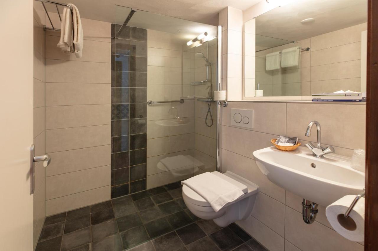 Quarto com 2 Camas de Solteiro e Vista do Canal